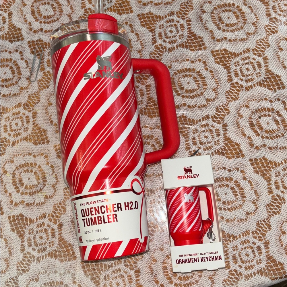 Stanley Candy Cane Twist 2025 xmas 
30 Oz. Tumbler 
& Keychain set